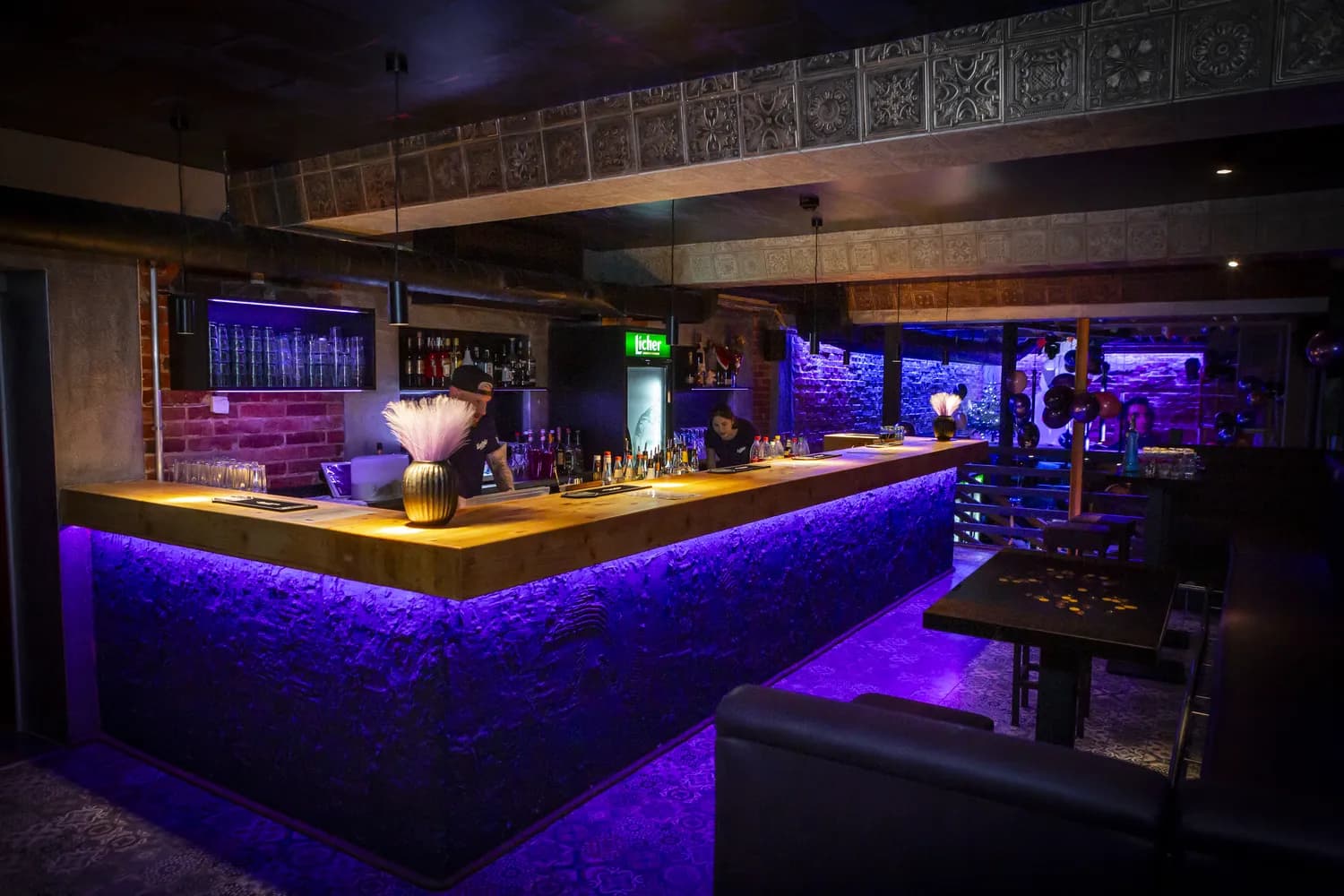 Die lange Bar im Liebig mit violetter Beleuchtung
