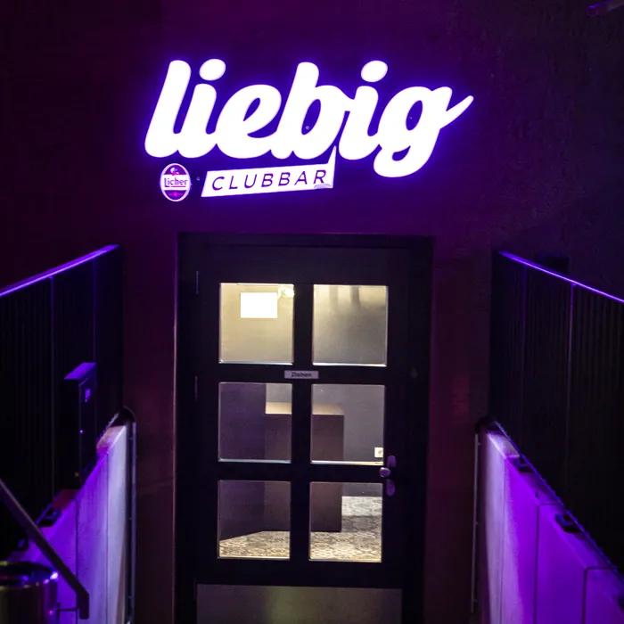 Eingang mit Liebig-Leuchtschrift bei Nacht