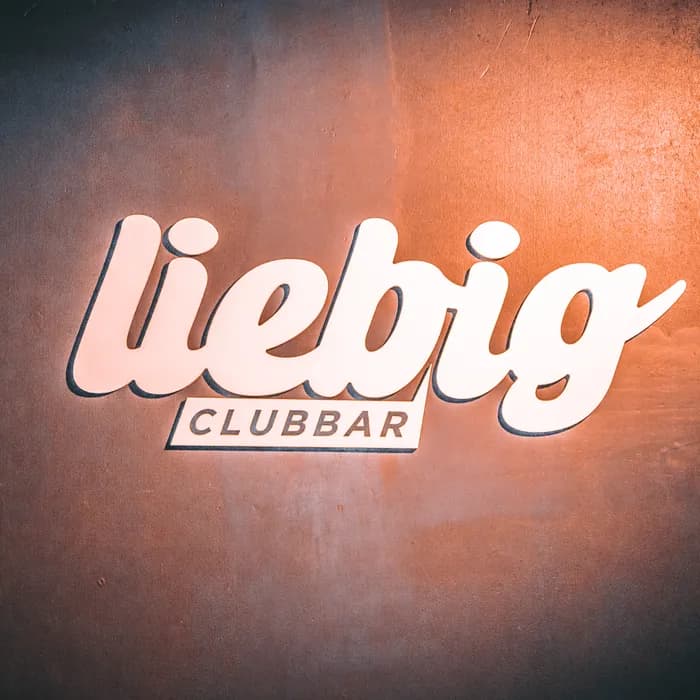 Leuchtendes Liebig-Logo an der Wand